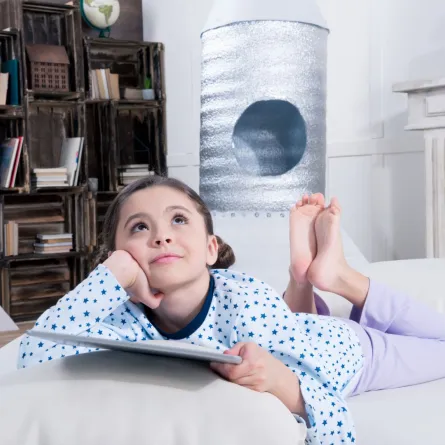 صورة طفلة تقرأ عن الخيال العلمي