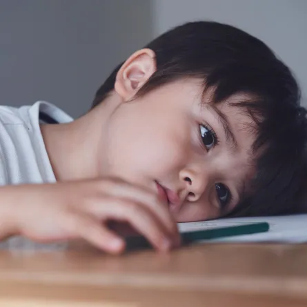 صورة لطفل يشعر بالتعب