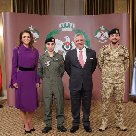 الملك عبدالله الثاني مع نجله ولي العهد الأمير حسين وزوجته الملكة رانيا والأميرة سلمى بنت عبدالله في العاصمة عمان (King Abdullah with his son Crown Prince Hussein and his wife Queen Rania and Princess Salma bint Abdullah in the capital Amman). مصدر الصورة:  AFP / Jordanian Royal Palace / Yousef ALLAN