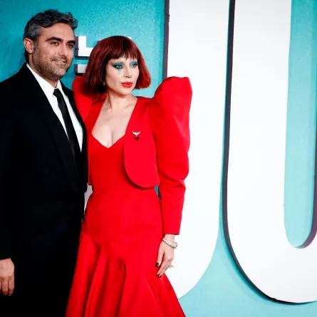 ليدي غاغا على السجادة الحمراء مع خطيبها مايكل بولانسكي لدى وصولها لحضور العرض الأول لفيلم "Joker: Folie À Deux" في المملكة المتحدة، في وسط لندن 2024- Lady Gaga poses on the red carpet with her Fiance Michael Polansky upon arrival to attend the the UK premiere of "Joker: Folie À Deux", in central London 2024- مصدر الصورة: (Photo by BENJAMIN CREMEL / AFP)