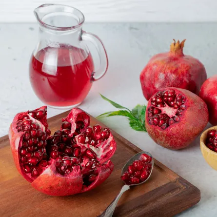 الرمان من ضمن الأغذية الغنية بمضادات الأكسدة -Image by azerbaijan_stockers on Freepik