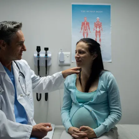 صورة حامل مع الطبيب