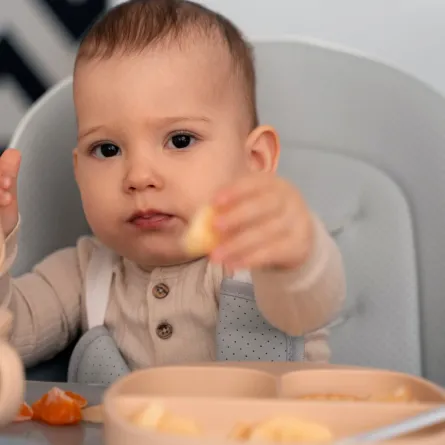 صورة لطفل يستمتع بالطعام الخارجي