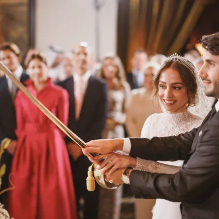 الأميرة إيمان وزوجها جميل ألكسندر ترميوتس(Princess Iman and Jameel Alexander Thermiotis). مصدر الصورة: Jordanian Royal Palace / AFP