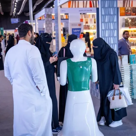 روبوت يرشد زوار معرض الكتاب بعدة لغات   - مصدر الصورة واس