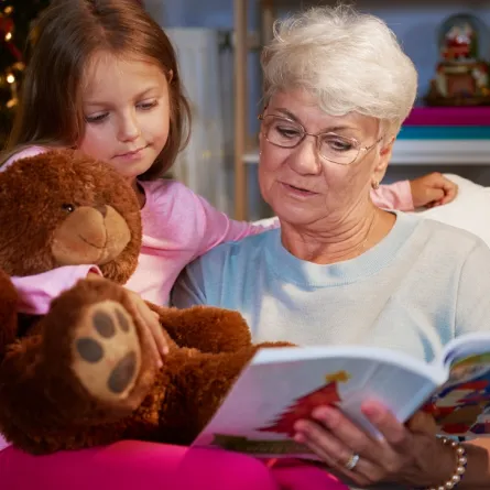 صورة لجَدة تحكي لحفيدتها