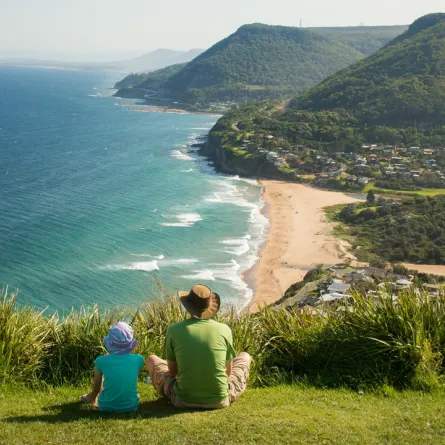 أب وابنته يستمتعان بالمناظر الطبيعية الخلابة من ستانوي