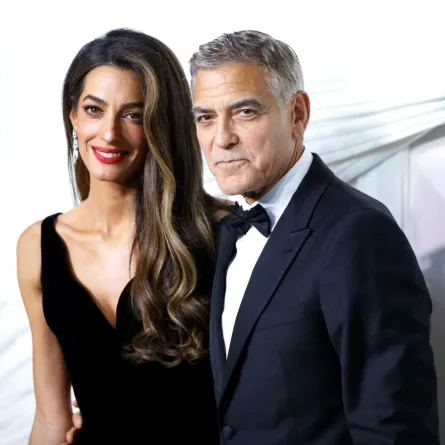 جورج كلوني وزوجته أمل كلوني في مكتبة نيويورك العامة في نيويورك (George Clooney and his wife Amal Clooney at the New York Public Library in New York). مصدر الصورة: John Lamparski / AFP