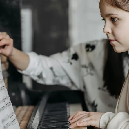 صورة لطفلة تقرأ النوتة الموسيقية