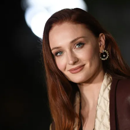 صوفي ترنر تصل إلى متحف أكاديمية الصور المتحركة في لوس أنجلوس- Sophie Turner arrives at the Academy Museum of Motion Pictures in Los Angeles - مصدر الصورة: VALERIE MACON / AFP