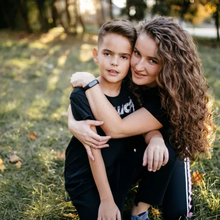 صورة أم تحضن ابنها