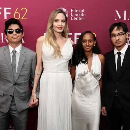 باكس ثين جولي-بيت، أنجلينا جولي، زهرة مارلي جولي ومدوكس شيفان جولي-بيت خلال مهرجان نيويورك السينمائي الثاني والستين في قاعة أليس تالي، مركز لينكولن في مدينة نيويورك (Pax Thien Jolie-Pitt, Angelina Jolie, Zahara Marley Jolie and Maddox Chivan Jolie-Pitt during the 62nd New York Film Festival at Alice Tully Hall, Lincoln Center in New York City). مصدر الصورة: Dimitrios Kambouris / GETTY IMAGES NORTH AMERICA / Getty Images via AFP