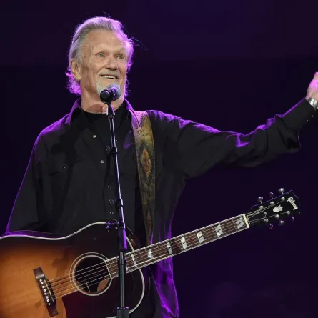 كريس كريستوفرسون في قاعة رايمان في ناشفيل، تينيسي (Kris Kristofferson at Ryman Auditorium in Nashville, Tennessee). مصدر الصورة: Rick Diamond/Getty Images/AFP