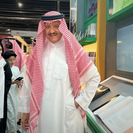 الأمير سلطان بن سلمان خلال تدشينه جناح مؤسسة التراث