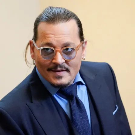 جوني ديب في محكمة مقاطعة فيرفاكس في فيرفاكس، فيرجينيا (Johnny Depp at the Fairfax County Circuit Courthouse in Fairfax, Virginia). مصدر الصورة: Steve Helber / POOL / AFP