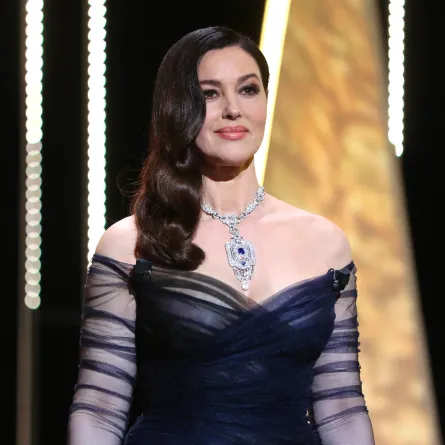 مونيكا بيلوتشي ترتدي قلادة مرصعة بالألماس والياقوت الأزرق من كارتييه 