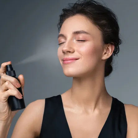 أفضل رذاذات تثبيت المكياج وطرق تطبيقها بأسلوب ناجح لإطلالة مصقولة