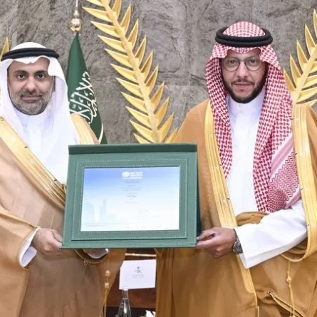 الأمير سعود بن نهار بن سعود بن عبدالعزيز محافظ الطائف يتسلم شهادة الاعتماد من وزير الصحة الأستاذ فهد الجلاجل. الصورة من الحساب الرسمي لمحافظة الطائف على منصة x