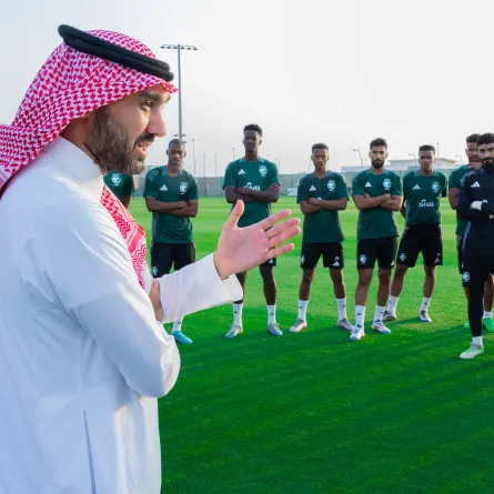 وزير الرياضة يدعم منتخب السعودية قبل مواجهة المنتخب أمام إندونيسيا - الصورة من حساب المنتخب السعودي على إكس