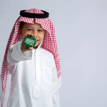 طفل يحتفي باليوم الوطني