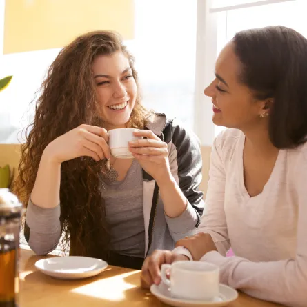 أصدقاء الزوجة وتأثيرهم على الحياة الزوجية