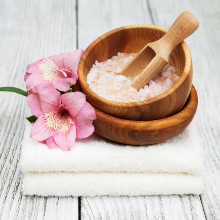 فوائد الجلوس في الماء الدافئ والملح لتقليل التوتر والإجهاد رائعة