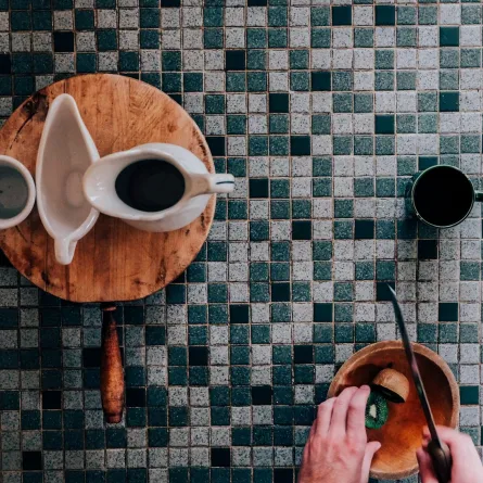 الموزاييك يكسو سطح العمل