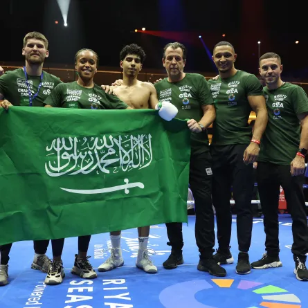 البطل السعودي محمد العقل مع طاقم تدريبه- الصورة من حساب موسم الرياض على منصة إكس 