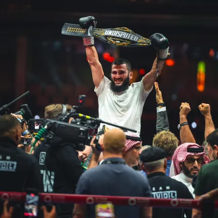 فوز بيتربييف باللقب- الصورة من حساب المستشار تركي آل الشيخ رئيس هيئة الترفيه على منصة إكس 