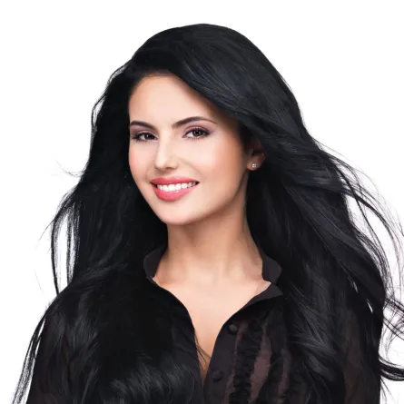 شابة جميلة مبتسمة ذات شعر بني طويل