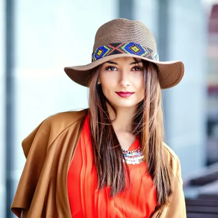 شابة جميلة ترتدي ملابس ملونة وقبعة