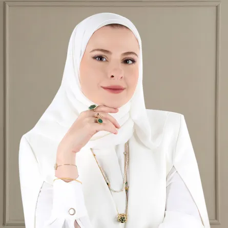 المصممة لانا آل كمال - الصورة من المكتب الإعلامي للمصممة