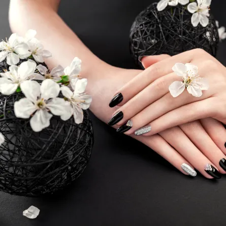 المناكير الأسود