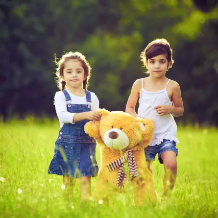 صورة طفلتين مع صديق خيالي