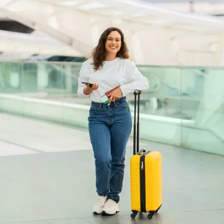 مسافرة داخل المطار