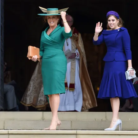 سارة دوقة يورك والأميرة بياتريس من يورك في كنيسة القديس جورج في وندسور، إنجلترا (Sarah, Duchess of York and Princess Beatrice of York at St. George's Chapel in Windsor, England). مصدر الصورة: Jeremy Selwyn - WPA Pool/Getty Images