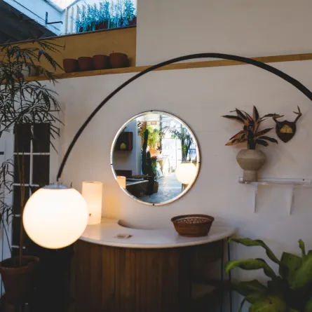 مصبح أرضي يضيء الغرفة