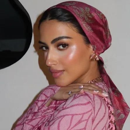 مكياج وردي ناعم لاطلالة مشرقة على غرار مدونات الموضة