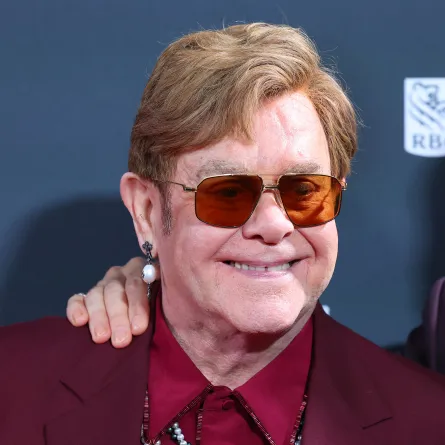 إلتون جون Elton John – مصدر الصورة Leon Bennett / GETTY IMAGES NORTH AMERICA / Getty Images via AFP