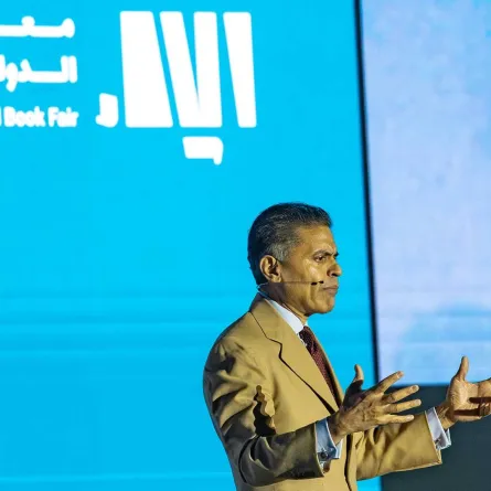 كاتب ومؤلف أمريكي بمعرض الرياض للكتاب يشيد بريادة السعودية في مواكبة تغيّرات وتطورات النظام العالمي