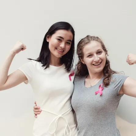 صورة لشابتين ترتديان الشعار الوردي