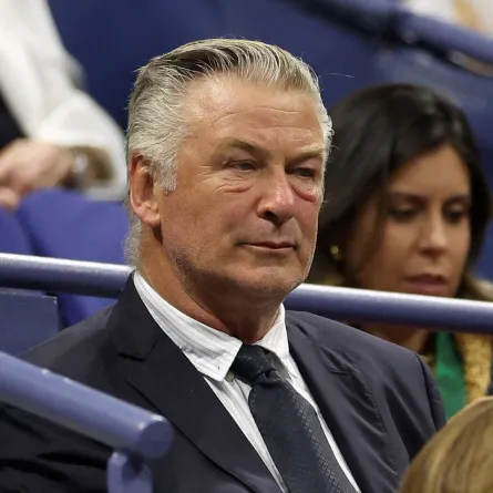 أليك بالدوين في حي فلاشينغ في حي كوينز بمدينة نيويورك (Alec Baldwin in the Flushing neighborhood of the Queens borough of New York City). مصدر الصورة: Luke Hales/Getty Images/AFP