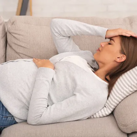 صورة لامرأة حامل تشعر بالتعب
