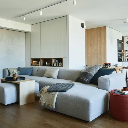 أريكة زاوية في غرفة المعيشة المفتوحة أقسامها على بعضها