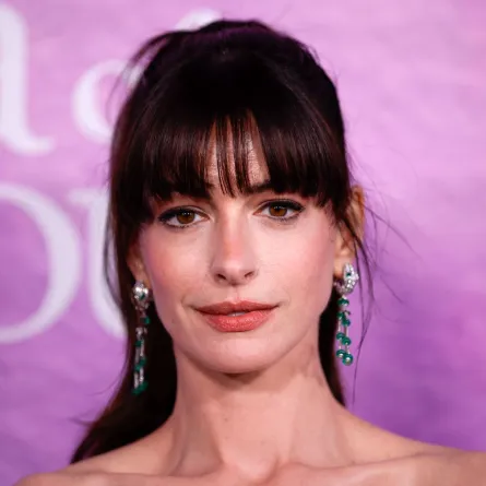 آن هاثاواي في مركز لينكولن للجاز في مدينة نيويورك (Anne Hathaway at Jazz at Lincoln Center in New York City). مصدر الصورة: KENA BETANCUR / AFP