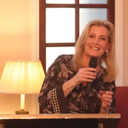 صوفي دوقة إدنبرة في مقر إقامة سفير المملكة المتحدة لدى أوكرانيا في كييف (Sophie, Duchess of Edinburgh at the residence of the Ambassador of the United Kingdom to Ukraine in Kyiv). مصدر الصورة: Anatolii STEPANOV / POOL / AFP