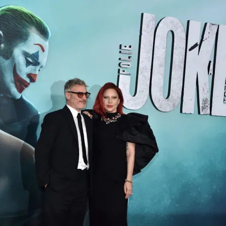 ليدي غاغا وخواكين فينيكس في مسرح TCL الصيني في هوليوود، كاليفورنيا (Lady Gaga and Joaquin Phoenix at the TCL Chinese theatre in Hollywood, California). مصدر الصورة: Chris Delmas / AFP