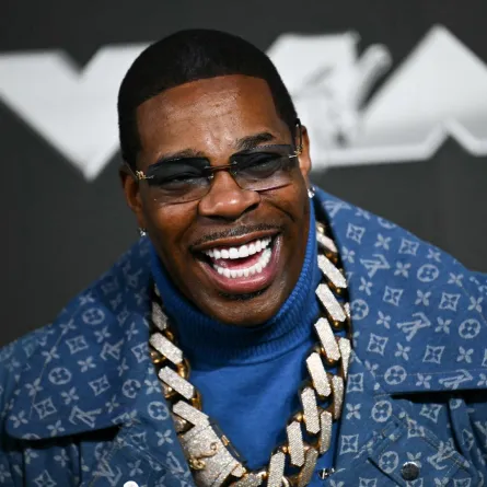 بوستا رايمز في UBS Arena في إلمونت، نيويورك (Busta Rhymes at UBS Arena in Elmont, New York). مصدر الصورة: ANGELA WEISS / AFP