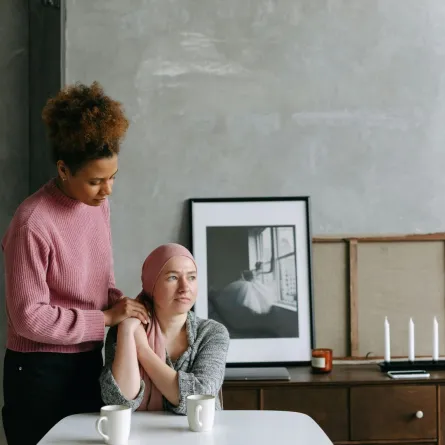 فتاة تشد من أزر صديقتها مريضة السرطان