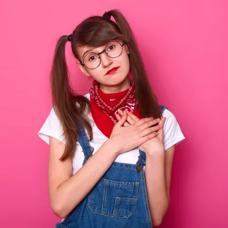 صورة تعبر عن مراهقة لديها ألم مقلق في محيط الثدي